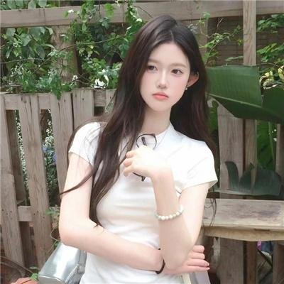 穿黄睡衣的女孩